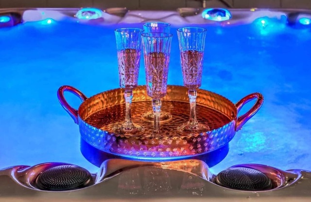 Chateau Sunset Vegas | Pool, Jacuzzi, Billiards