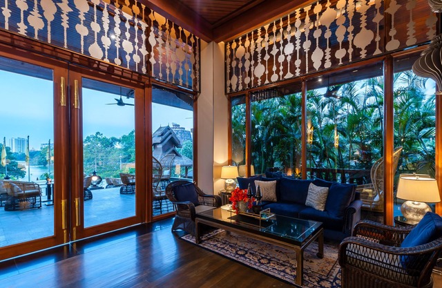 Chatrium Hotel Royal Lake Yangon