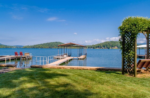 Chatuge Lakefront Home, lote Premium con increíbles vistas al lago y al monte a 5 minutos de la ciudad