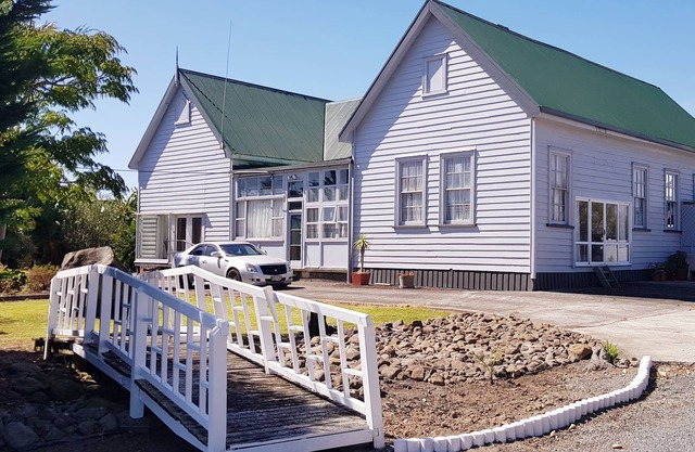 Cheap & Cheerful 1-3Bdr roomy Guest-Wing at the 150-yr-old Aratapu School House