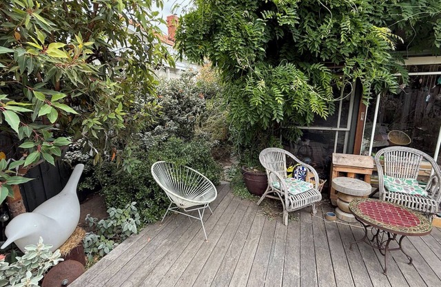Cheap house for Christmas in Williamstown (need to feed 3 cats & water garden)