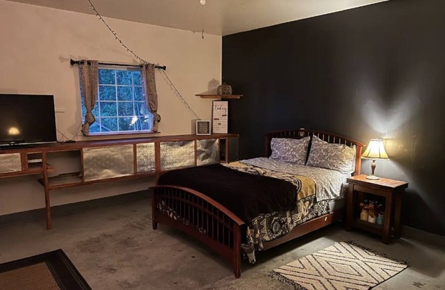 Cheap private ( bed, shower, toilet) Near downtown.