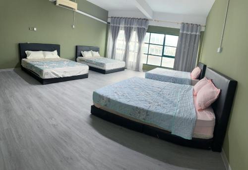 Check In Studio Homestay 15pax 1 Big Room with 4 kingsize 2 single matress Spacious space Super Budget
