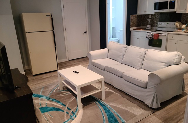 Cheerful 1-bedroom home with free parking