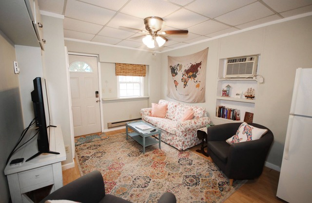 Cheerful 1 bedroom, Close to Beaches, Central Location