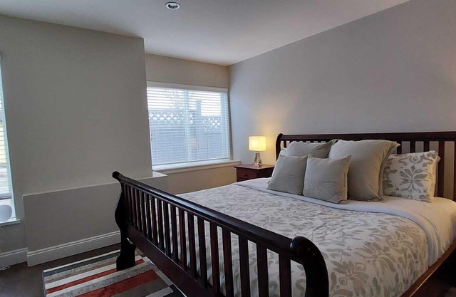Cheerful 1600 s.f. ground level home with 3bd/2bath - onsite free parking