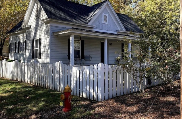 Cheerful 2 Bdrm Walking Distance Downtown Landrum