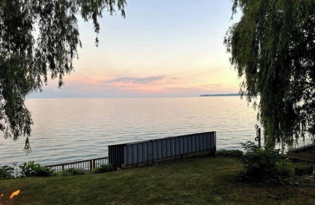 Cheerful 2-bedroom Waterfront Cottage