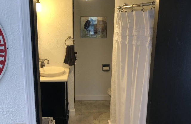 Cheerful 2 bedroom cabin in beautiful Medicine Park!