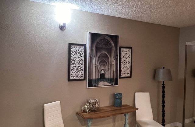 Cheerful 2 Bedroom Apartment near Airport