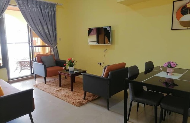 Cheerful 2-bedroom Apartment with free parking