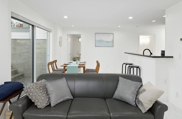 Cheerful 2-Bedroom Basement in Vancouver