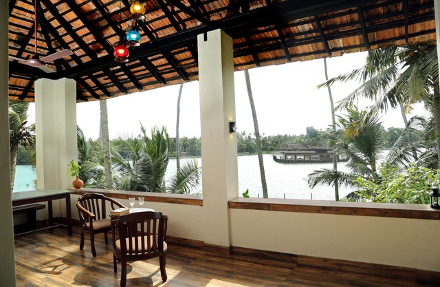 cheerful 2-bedroom cottage overlooking the lake