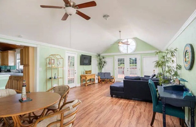 Cheerful 2 Bedroom Cottage with fishing deck!