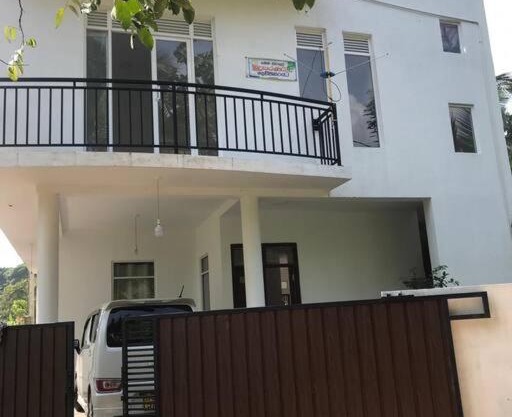 Cheerful 2 Bedroom - entire 1st floor and rooftop for cheap