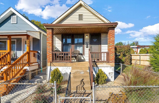 Cheerful 2 Bedroom House on the Hill in St. Louis