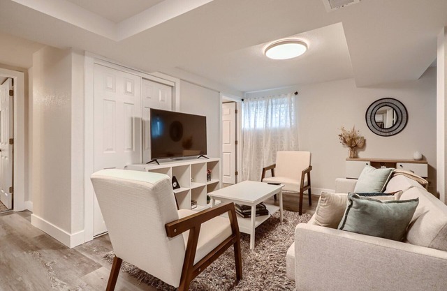 Cheerful 2-Bedroom Space 4 Miles from Downtown