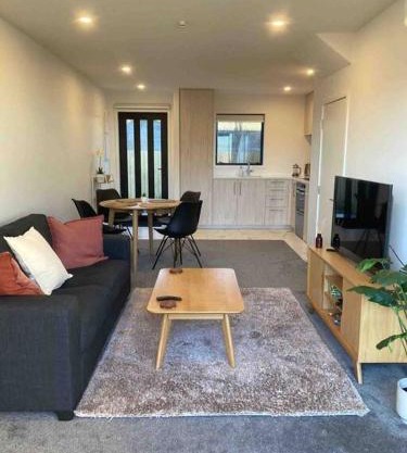 Cheerful 2 bedroom townhouse in Addington!