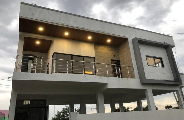 Cheerful 2 Bedroom Townhouse with village feel.