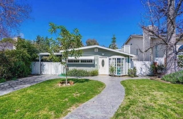 Cheerful 2 bedroom home with free parking