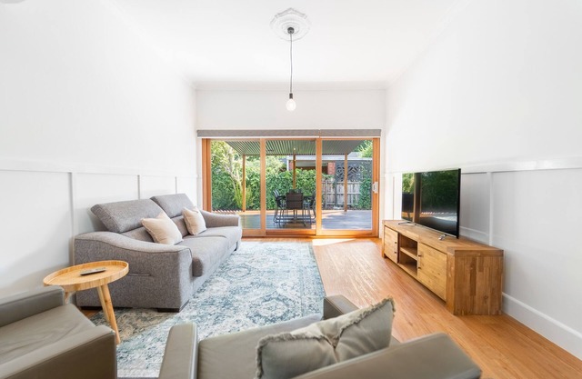 Cheerful 2 BR 2 BA home opposite friendly cafe/pub