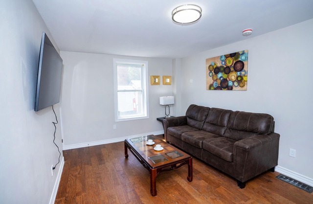 Cheerful 2-BR Backyard Home, Mins to Beach & Lake