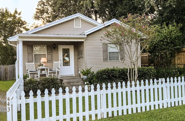 Cheerful 2 BR Bungalow Downtown Ocean Springs