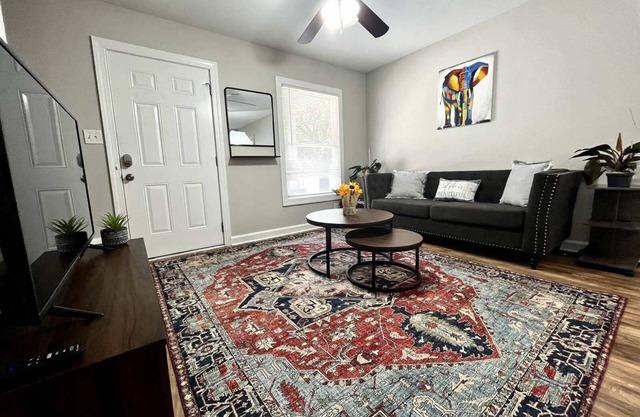 Cheerful 2-story apt w/ high speed Wi-Fi & Patio!