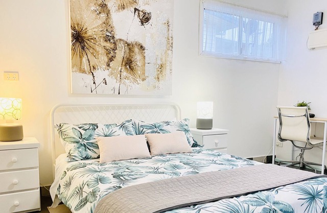 Cheerful 2b cottage stroll to beach *dog* friendly