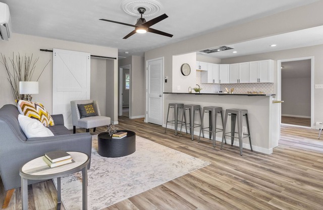 Cheerful 2BR Home | close to UIHC, shopping & MORE