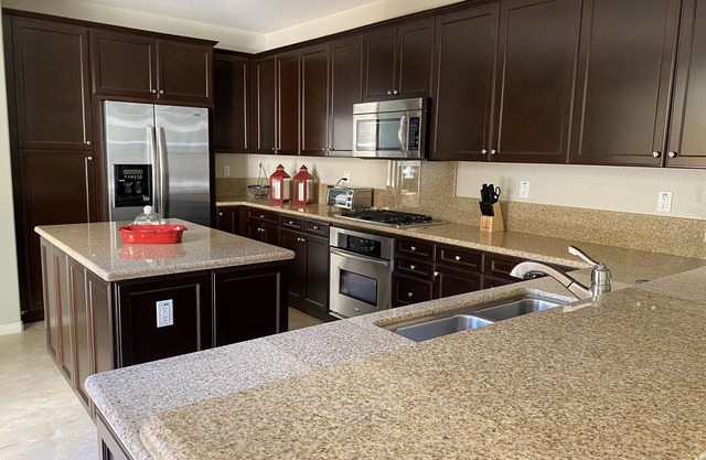 Cheerful 3/2.5 home: spa, private ofc & 2 car gar.
