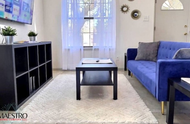 ?⭐️ cheerful 3-bed · Cheerful 3-Bedroom with Fireplace