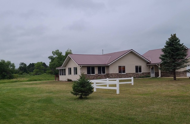 Cheerful 3-bedroom, 6 acre home on the lake!