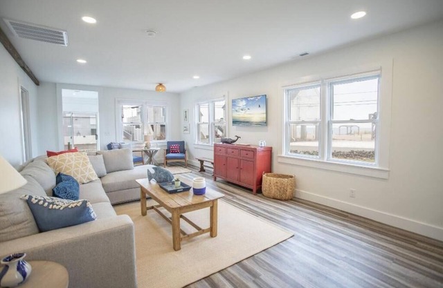 Cheerful 3 bedroom cottage w/ private beach access