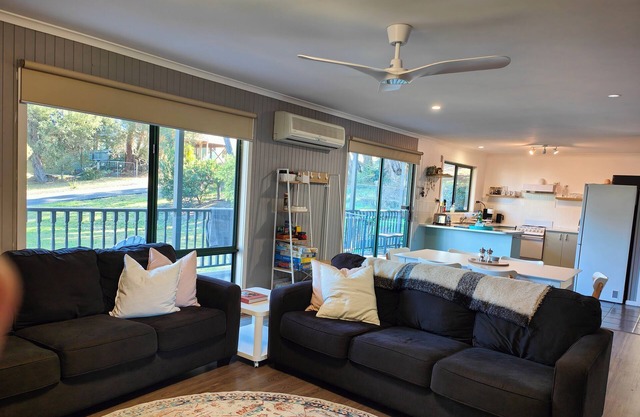 Cheerful 3 bedroom home close to beach and lake