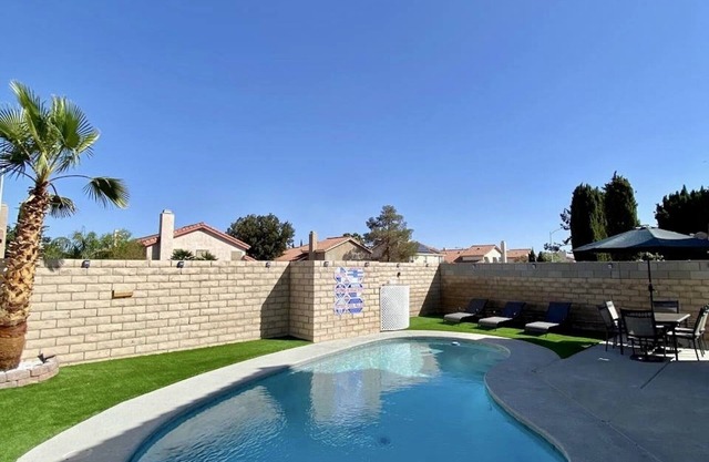 Cheerful 3-Bedroom home w/ Pool(minutes to the Strip)