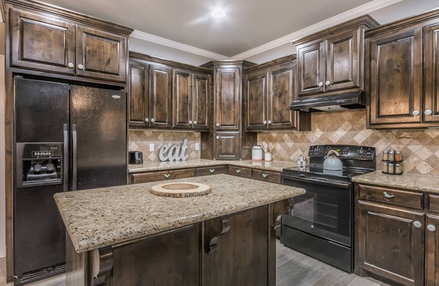 Cheerful 3-Bedroom Home w King Bed, Fireplace, W/D, 10 min from Palo Duro Canyon