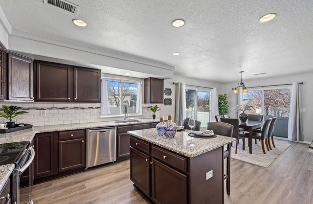 Cheerful 3 Bedroom Home Plus Loft