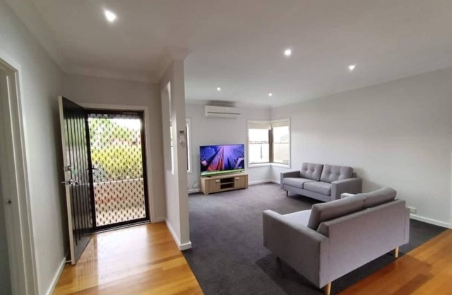 Cheerful 3-bedroom home, walking distance to shops