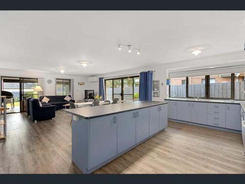 Cheerful 3 Bedroom House with cozy wood fire.