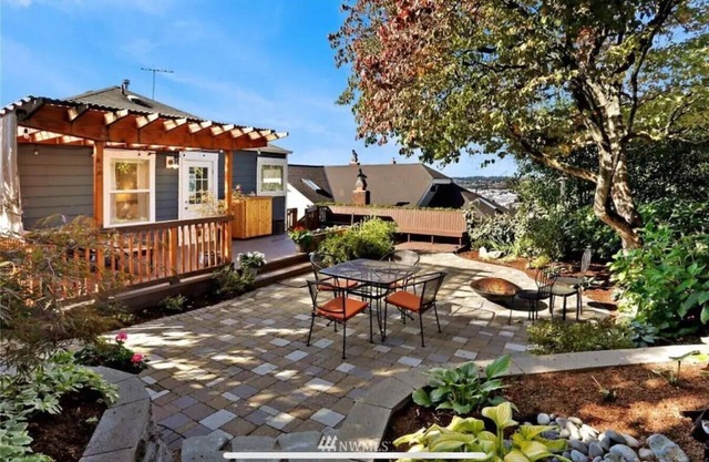 Cheerful 3-bedroom house with stunning backyard!