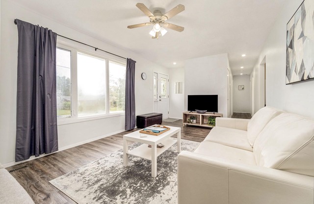 Cheerful 3 Bedroom Main Floor Private Suite Near Waterton