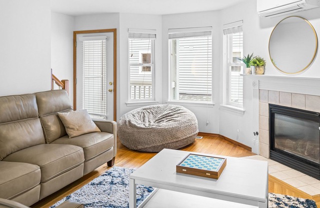 Cheerful 3-bedroom townhouse with parking. 5 min walk to light rail.