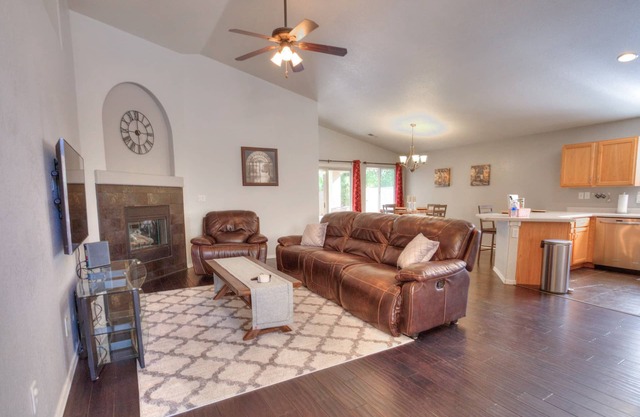 Cheerful 3 bedroom home w/ outdoor kiva fireplace