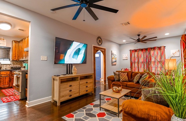 Cheerful 3 bedroom home near San Antonio downtown.