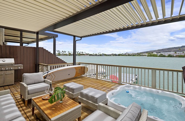 Cheerful, 3 bedroom, Waterfront Townhome with Spa! NO CLEANING FEE!