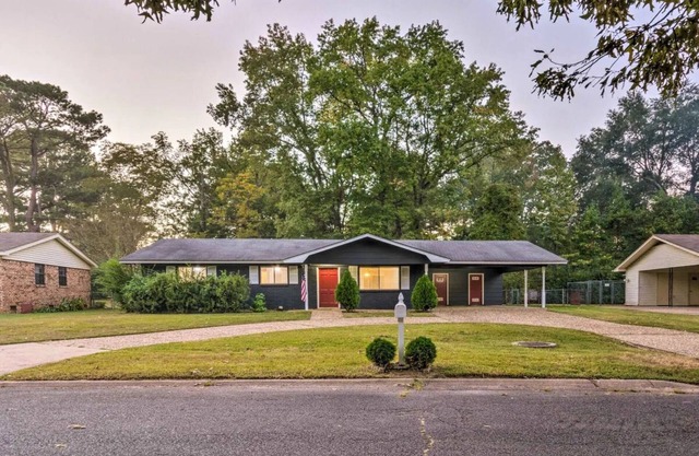 Cheerful 3 BR 1.5 BA Home in Great Neighborhood! Recently Renovated!