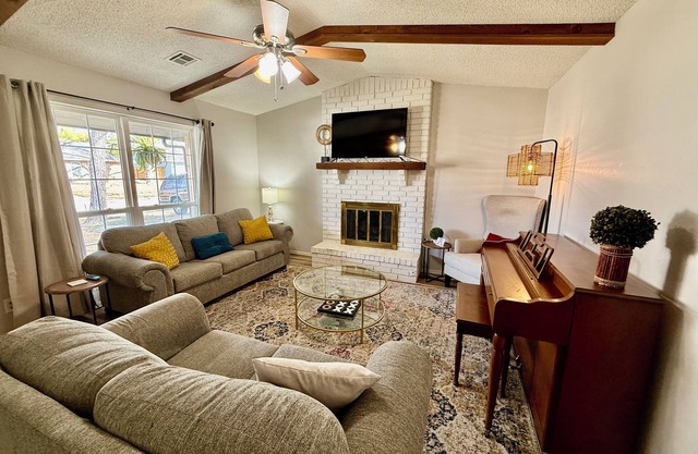 Cheerful 3-br home w/ gourmet coffee bar, patio, fenced backyard
