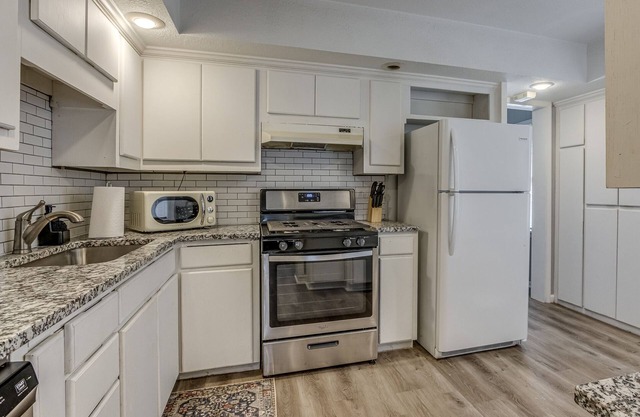 Cheerful 3Bed 2Bath Home with Free Parking