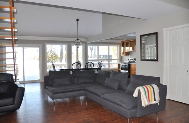 Cheerful 3Bed Muskoka Lakeside Cottage